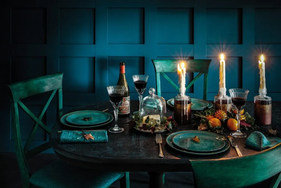 A COSY AND ELEGANT DINING ROOMin Aubusson Blue